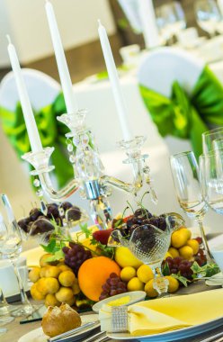 Lüks düğün partisi yemek masası ayarı konsepti.