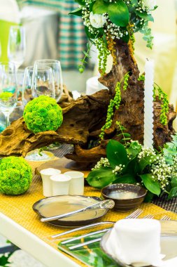 Lüks düğün partisi yemek masası ayarı konsepti.