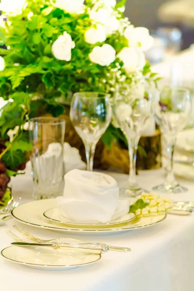 Luxury wedding party dinner table setting concept.