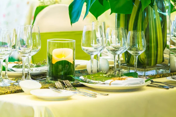 Lüks düğün partisi yemek masası ayarı konsepti.