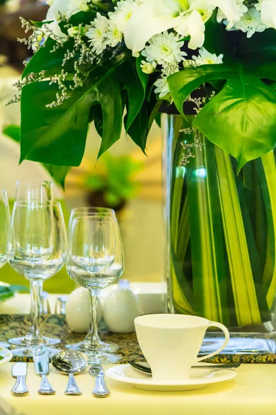 Lüks düğün partisi yemek masası ayarı konsepti.