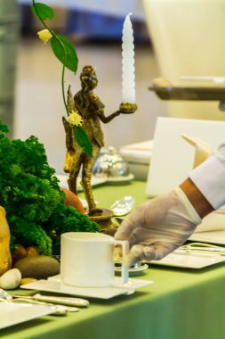 Garson süslemeleri ve restoranda parti yemek masası ayarı