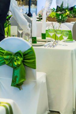 Garson süslemeleri ve restoranda parti yemek masası ayarı