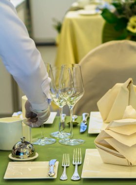 Garson süslemeleri ve restoranda parti yemek masası ayarı