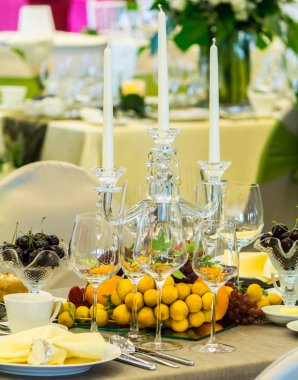 Lüks düğün partisi yemek masası ayarı konsepti.