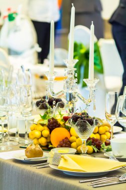 Lüks düğün partisi yemek masası ayarı konsepti.