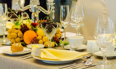 Lüks düğün partisi yemek masası ayarı konsepti.