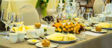 Lüks düğün partisi yemek masası ayarı konsepti.