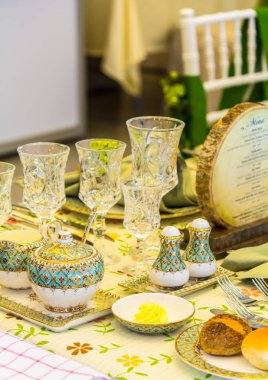 Lüks düğün partisi yemek masası ayarı konsepti.