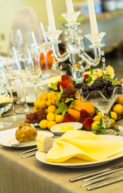 Lüks düğün partisi yemek masası ayarı konsepti.