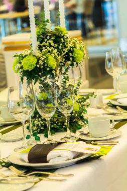 Lüks düğün partisi yemek masası ayarı konsepti.