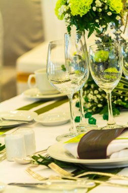 Lüks düğün partisi yemek masası ayarı konsepti.