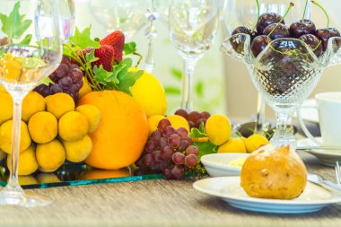 Lüks düğün partisi yemek masası ayarı konsepti.