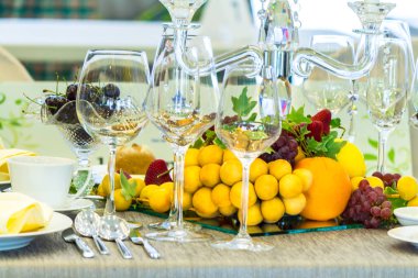 Lüks düğün partisi yemek masası ayarı konsepti.