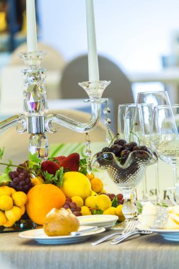 Lüks düğün partisi yemek masası ayarı konsepti.