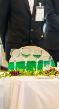 Lüks partide bekleyen garsonlar