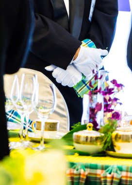 Lüks partide bekleyen garsonlar