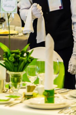 Lüks partide bekleyen garsonlar