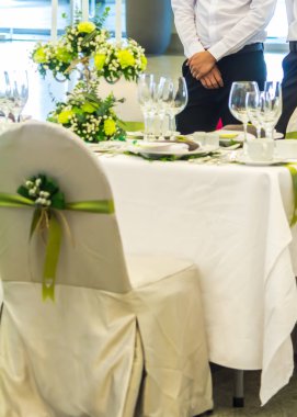 Lüks partide bekleyen garsonlar