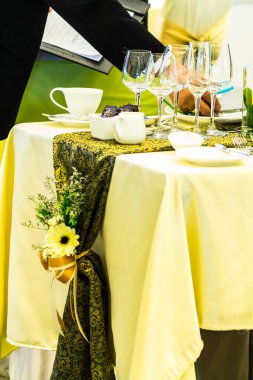 Lüks partide bekleyen garsonlar