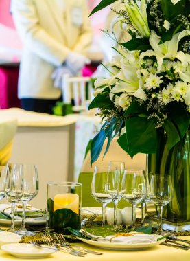 Lüks partide bekleyen garsonlar