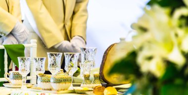 Lüks partide bekleyen garsonlar