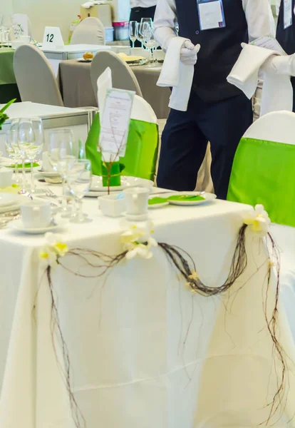 Lüks partide bekleyen garsonlar