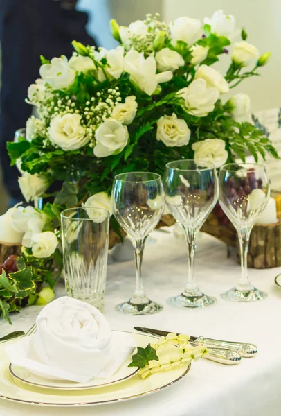 Dekorasyon yemek masası için çanak peçete.