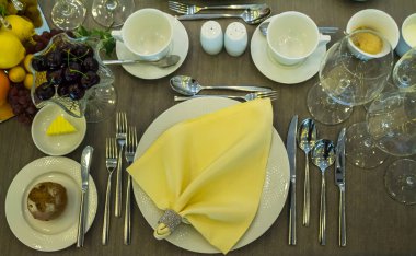 Lüks düğün partisi yemek masası ayarı konsepti.