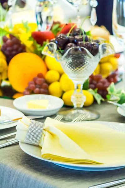Szalvéta az edényt dekorációs vacsora asztal — Stock Fotó