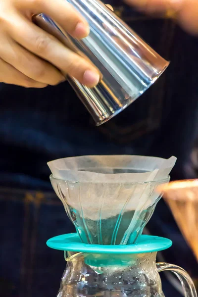 展示咖啡师的滴灌咖啡壶. — 图库照片