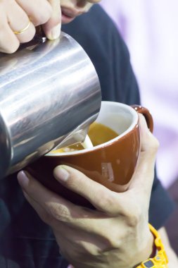 Kahveli Latte yapan Barista..