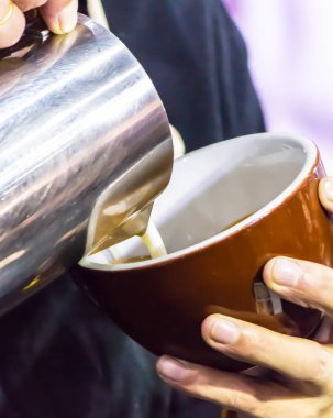 Kahveli Latte yapan Barista..