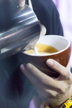 Kahveli Latte yapan Barista..