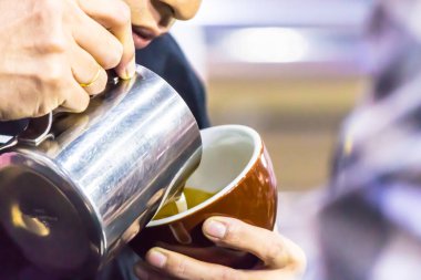 Kahveli Latte yapan Barista..