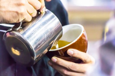 Kahveli Latte yapan Barista..