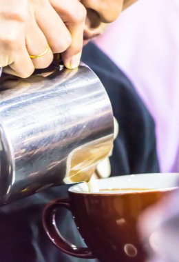 Kahveli Latte yapan Barista..