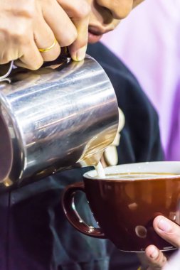 Kahveli Latte yapan Barista..