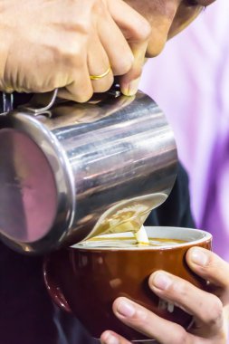 Kahveli Latte yapan Barista..