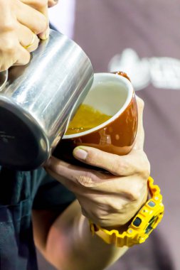 Kahveli Latte yapan Barista..