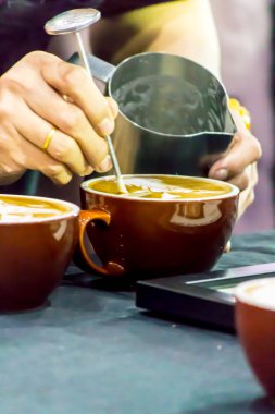 Kahveli Latte yapan Barista..