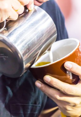 Kahveli Latte yapan Barista..