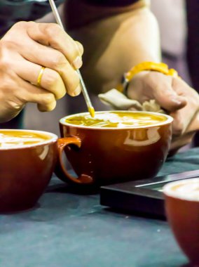 Kahveli Latte yapan Barista..