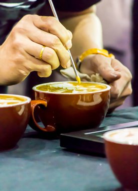 Kahveli Latte yapan Barista..