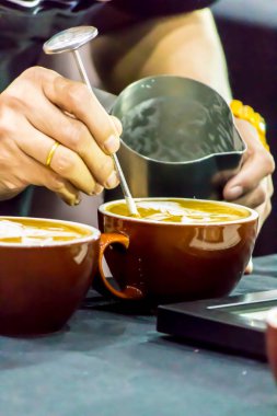 Kahveli Latte yapan Barista..