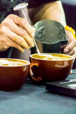 Kahveli Latte yapan Barista..