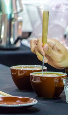 Kahveli Latte yapan Barista..