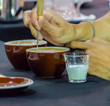 Kahveli Latte yapan Barista..