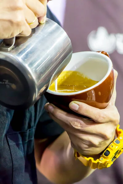 Kahveli Latte yapan Barista..