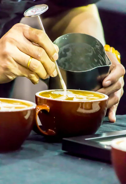 Kahveli Latte yapan Barista..